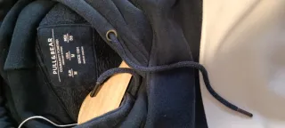 Sudadera con capucha de color negro blanco y gris