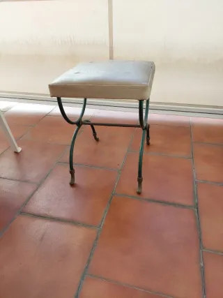 Banco/mesa tapizado con bordado