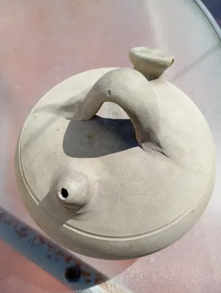 Botijo artesanal de barro tierra cruda blanca