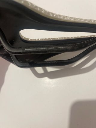 Sillín de bicicleta blanco con diseño de malla