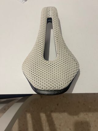 Sillín de bicicleta blanco con diseño de malla