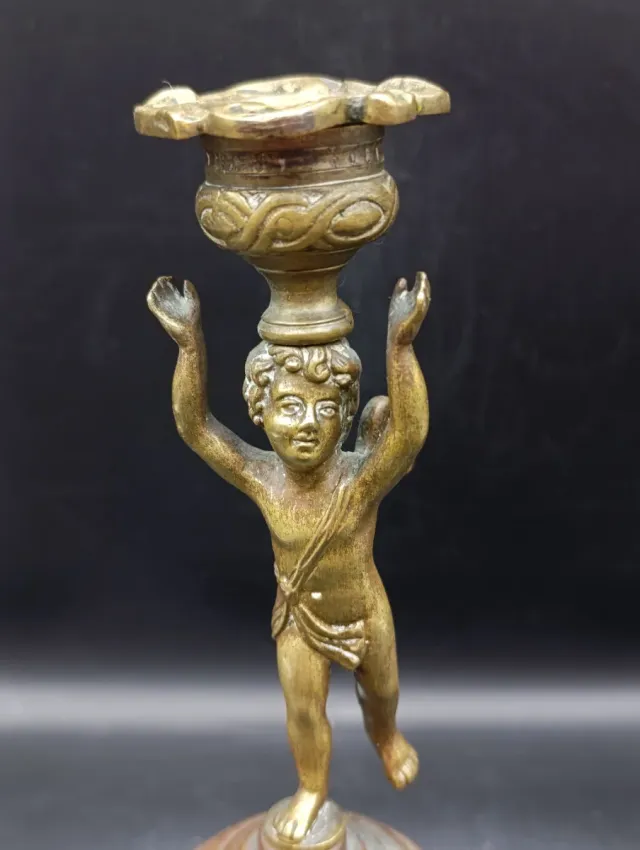 Candelero con figura de querubín