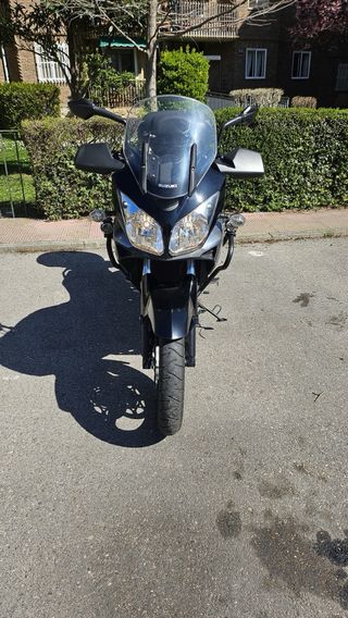 Suzuki V-Strom Adventure Negra con Baúl