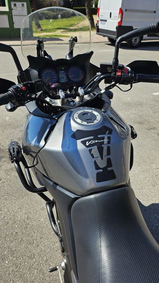 Suzuki V-Strom Adventure Negra con Baúl