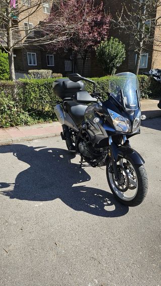 Suzuki V-Strom Adventure Negra con Baúl