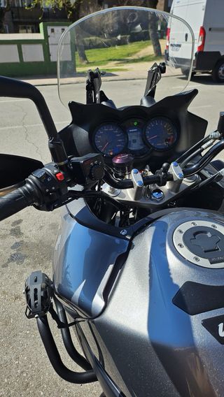 Suzuki V-Strom Adventure Negra con Baúl