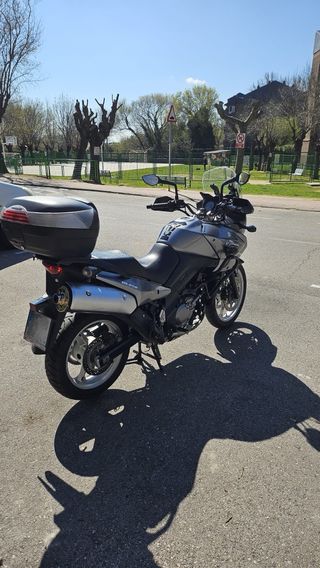 Suzuki V-Strom Adventure Negra con Baúl