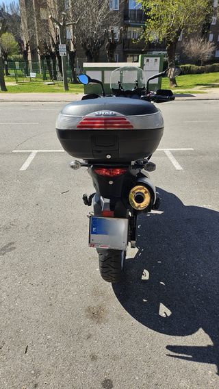 Suzuki V-Strom Adventure Negra con Baúl