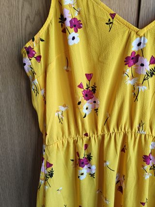 Vestido amarelo estampado floral