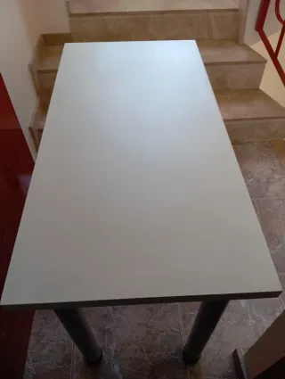 Mesa de escritorio blanca