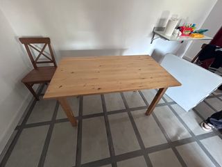 Mesa de madera con 2 sillas