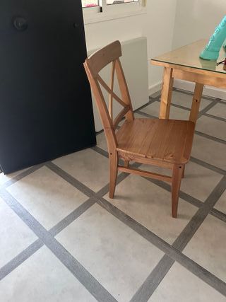 Mesa de madera con 2 sillas