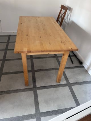Mesa de madera con 2 sillas