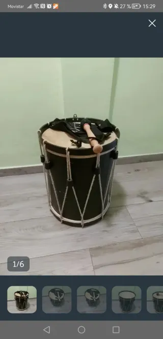 Timbal de percusión negro con baqueta