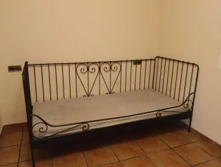 Diván metálico con colchón gris