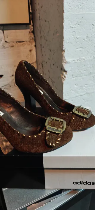 Zapatos de tacón marrones con hebilla