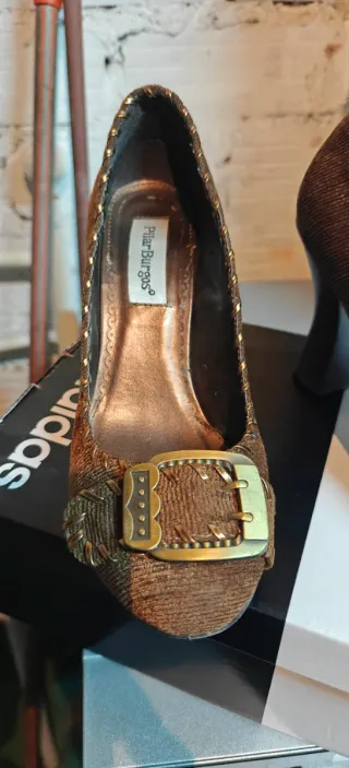 Zapatos de tacón marrones con hebilla