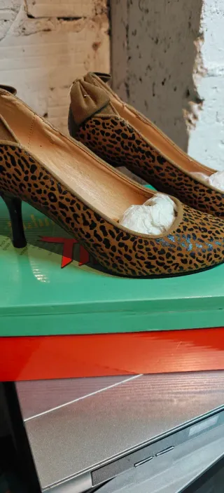 Zapatos de tacón marrones con hebilla