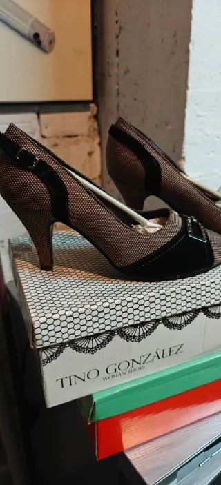 Zapatos de tacón marrones con hebilla