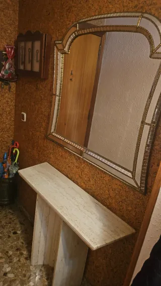 Entrada con detalles en mármol travertino espejo