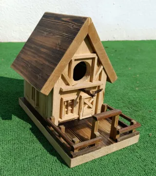 Casita para pájaros de madera