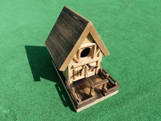 Casita para pájaros de madera