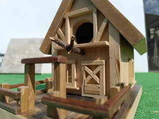 Casita para pájaros de madera