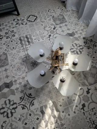 Lámpara de techo dorada y blanca