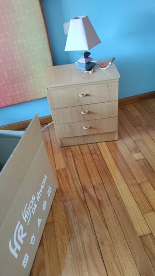 Mesita de noche de madera con lámpara