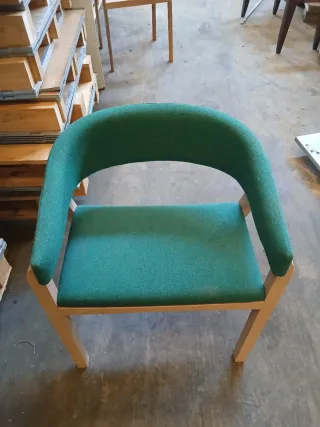 Silla verde de tela y madera