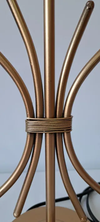 Pie de lámpara metálico dorado