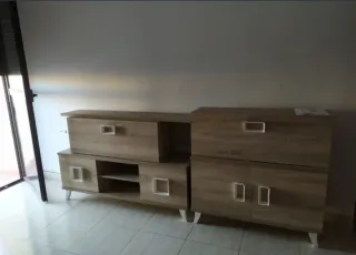 Mueble de salón madera y blanco