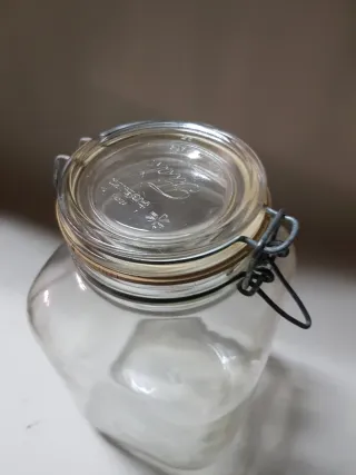 Bote de cristal antiguo con cierre