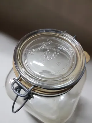 Bote de cristal antiguo con cierre