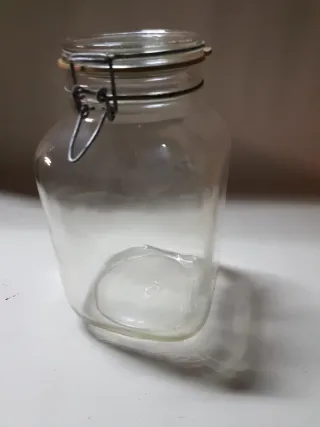 Bote de cristal antiguo con cierre