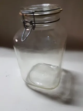 Bote de cristal antiguo con cierre