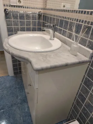 Mueble de baño con lavabo y encimera