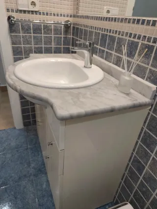 Mueble de baño con lavabo y encimera