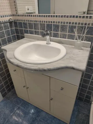 Mueble de baño con lavabo y encimera
