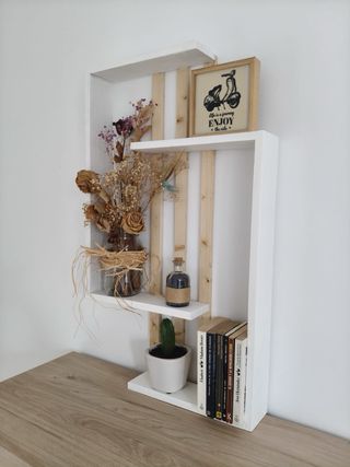 Estantería en forma de “S” de madera hecha a mano