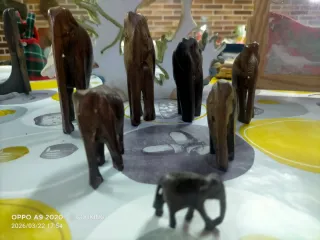Familia de elefantes de madera tallada