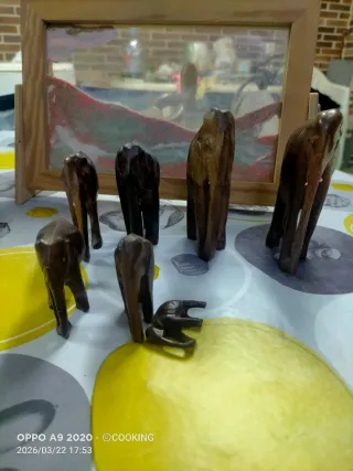 Familia de elefantes de madera tallada