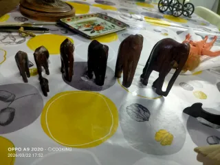 Familia de elefantes de madera tallada