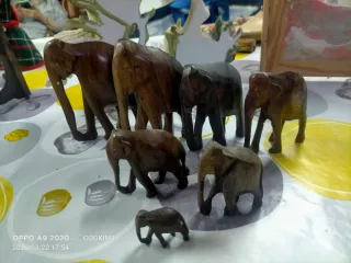 Familia de elefantes de madera tallada