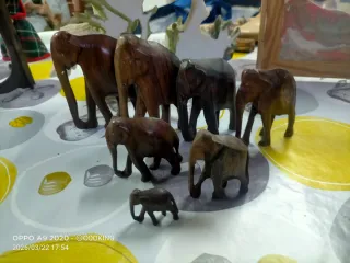 Familia de elefantes de madera tallada