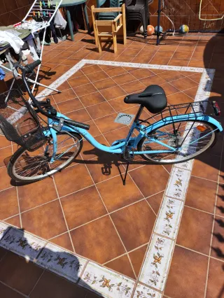 Bicicleta azul casi nueva