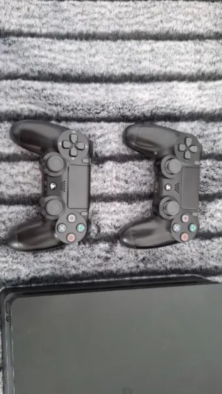 PS4 Slim 1TB + 2 Mandos + 3 Juegos