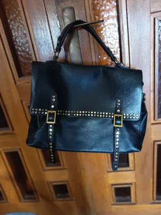 Bolso negro con tachuelas y hebillas