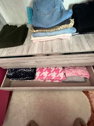 Armario juvenil y mesita de noche rosa