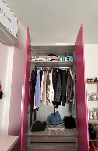 Armario juvenil y mesita de noche rosa